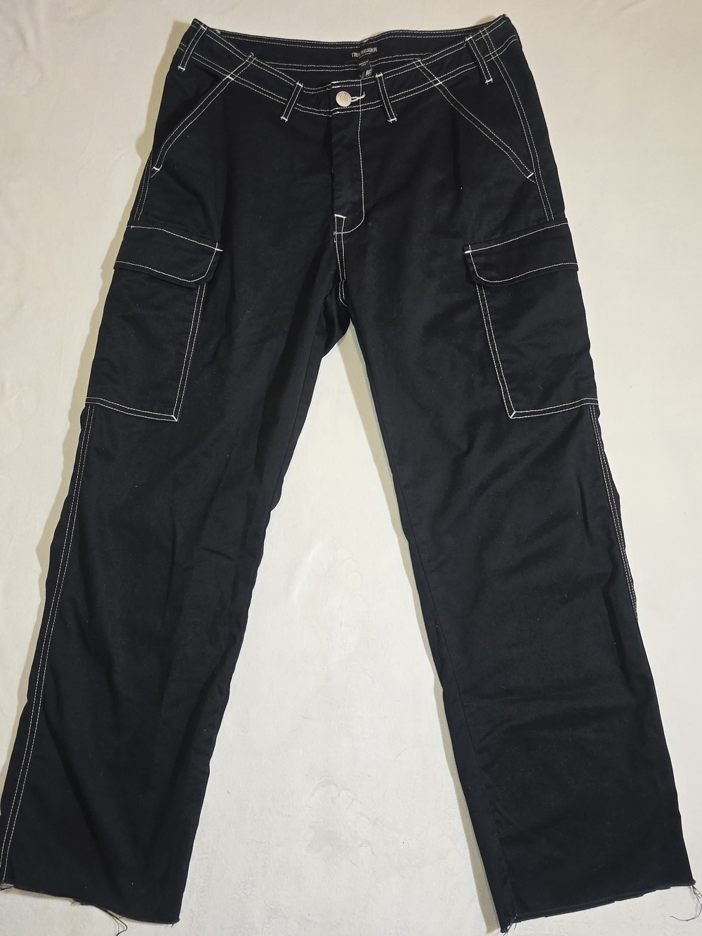 True Religion Big T Black Cargo Pants Contrast Stitch Straight Leg Raw Hem 32